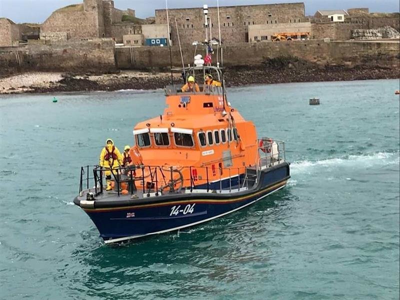 La embarcación de rescate Alderney mientras realiza labores de búsqueda de la avioneta