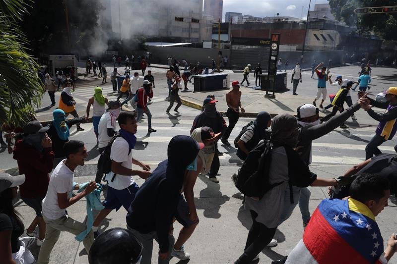 Manifestantes se enfrentan con la Policía Nacional Bolivariana durante una protesta