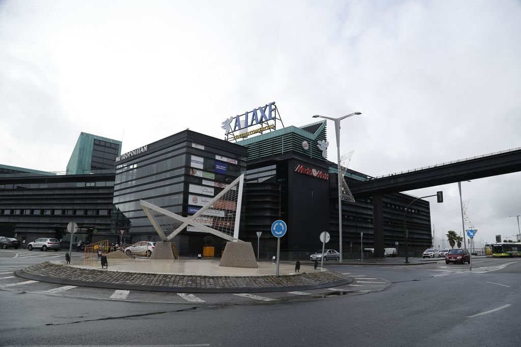 El Centro Comercial A Laxe ha cumplido diez años y Zona Franca quiere sacarlo a concurso para que una empresa especializada le dé un impulso.