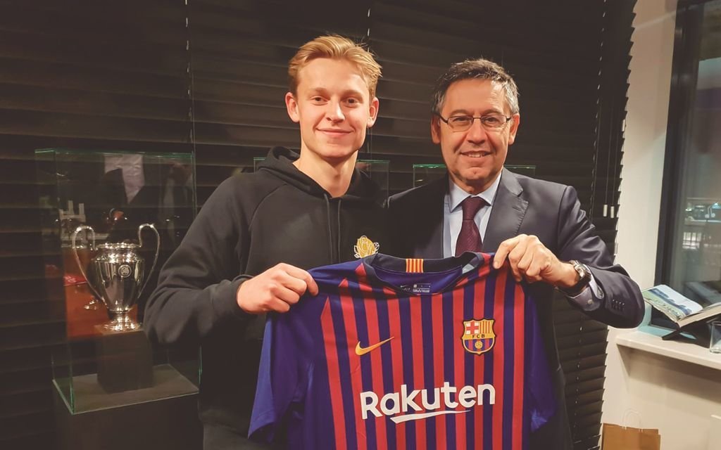 Frenkie de Jong posa con el presidente del Barcelona, Josep Maria Bartomeu, y su nueva camiseta.