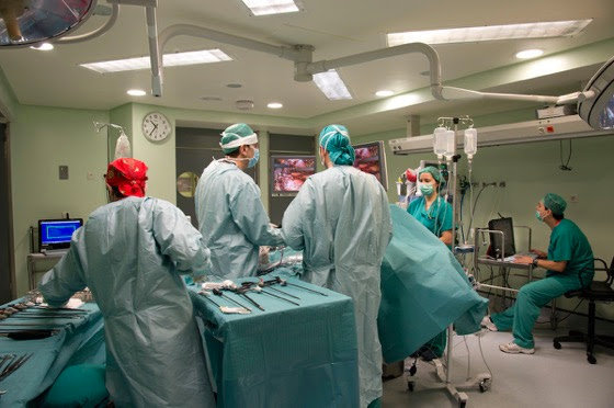 Cirujanos de Povisa, durante una intervención.