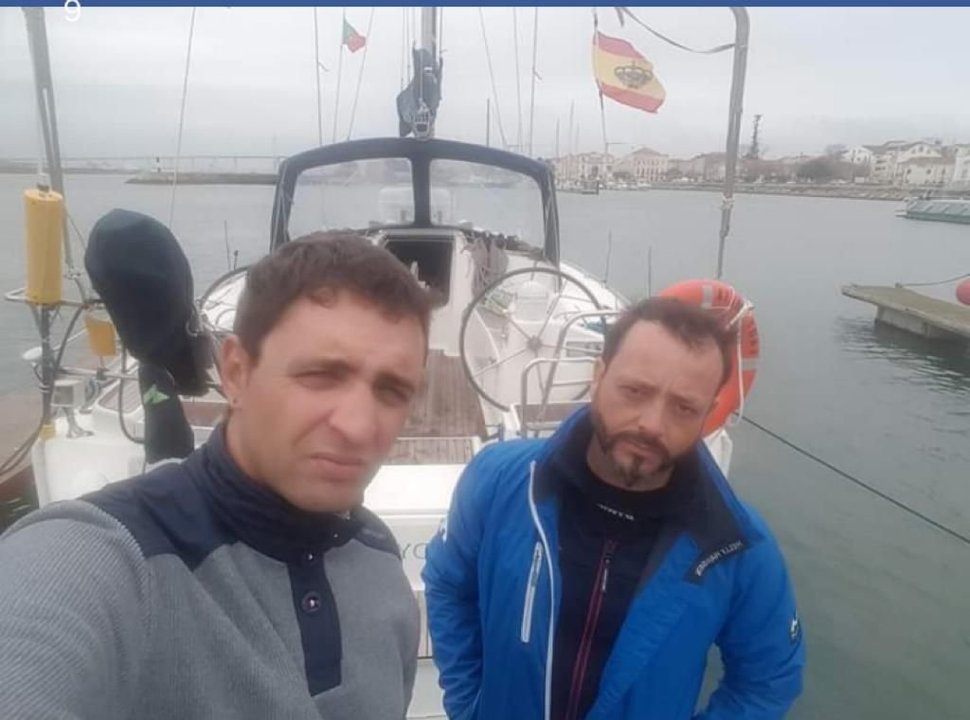 Javier e Iván, en el velero que permanecía ayer retenido en el puerto portugués de Figueira da Foz.