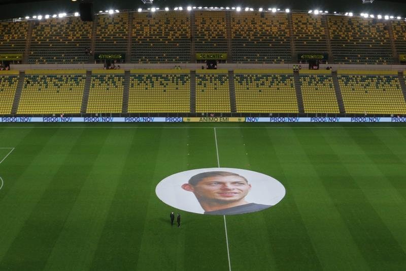 El FC Nantes rinde tributo al jugador argentino Emiliano Sala antes del partido entre el Nantes y el Saint Etienne
