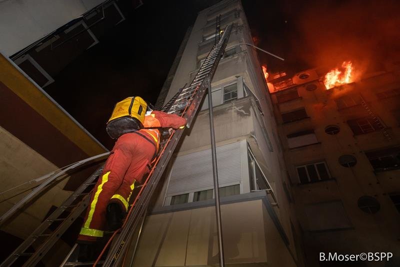 Bomberos trabajan en las labores de extinción del incendio desatado este martes en un edificio de ocho plantas en el distrito 16 de París