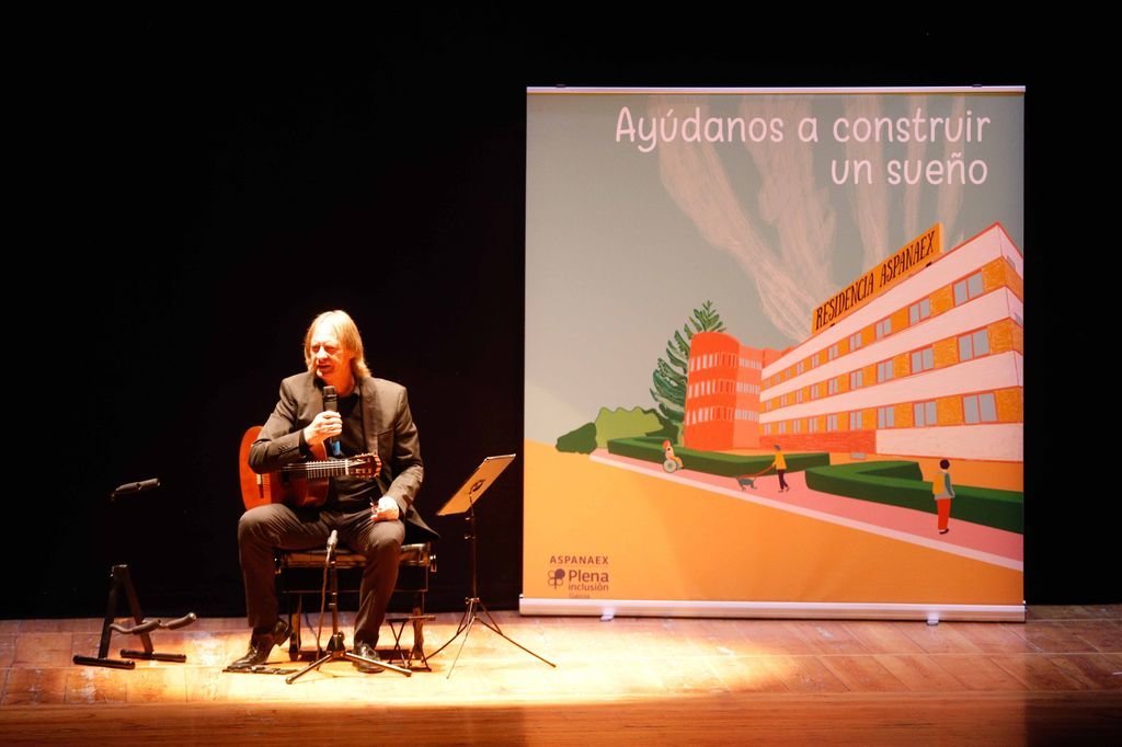 David Russell, dirigiéndose al público durante el concierto de ayer en el teatro García Barbón.