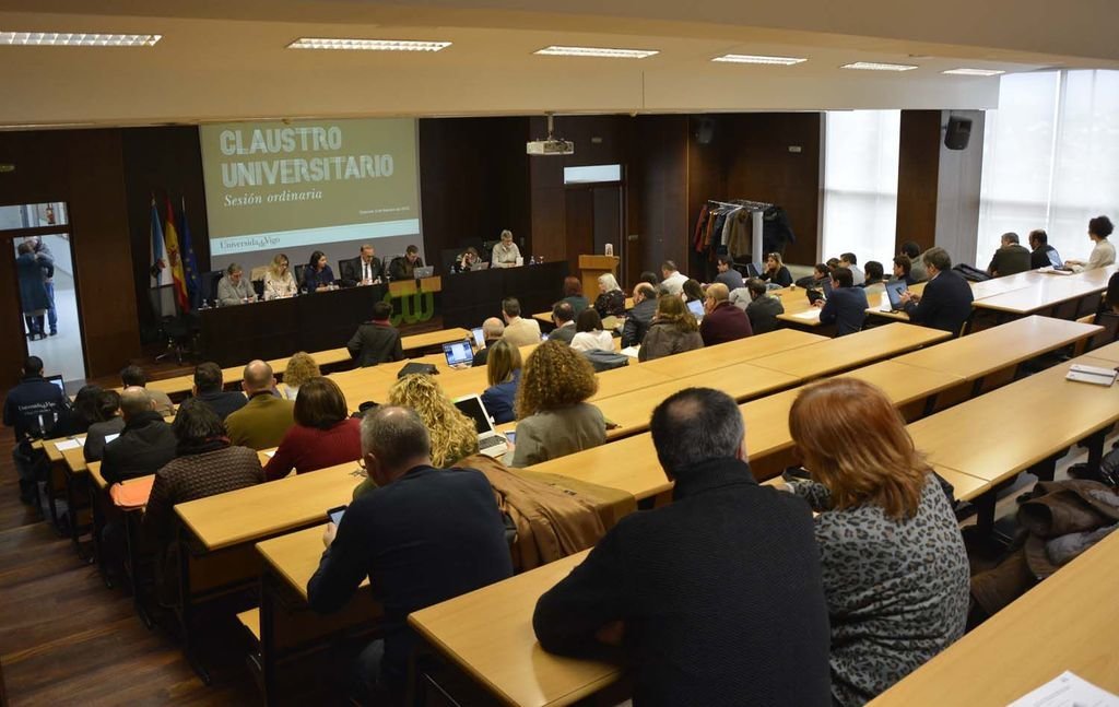 Un momento de la reunión del máximo órgano de la Universidad de Vigo.