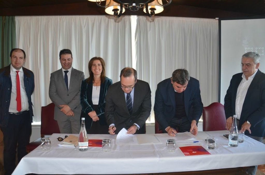 El alcalde de Valença y el secretario de Estado luso en la firma del convenio,