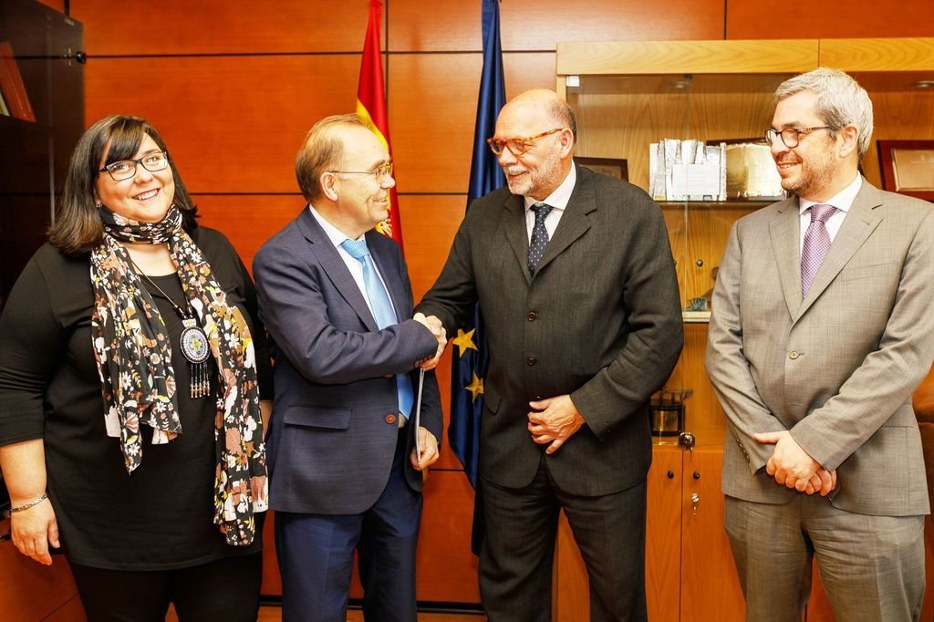 Chus Garrote y Xosé Represas, con los representantes del Ministerio de Fomento.