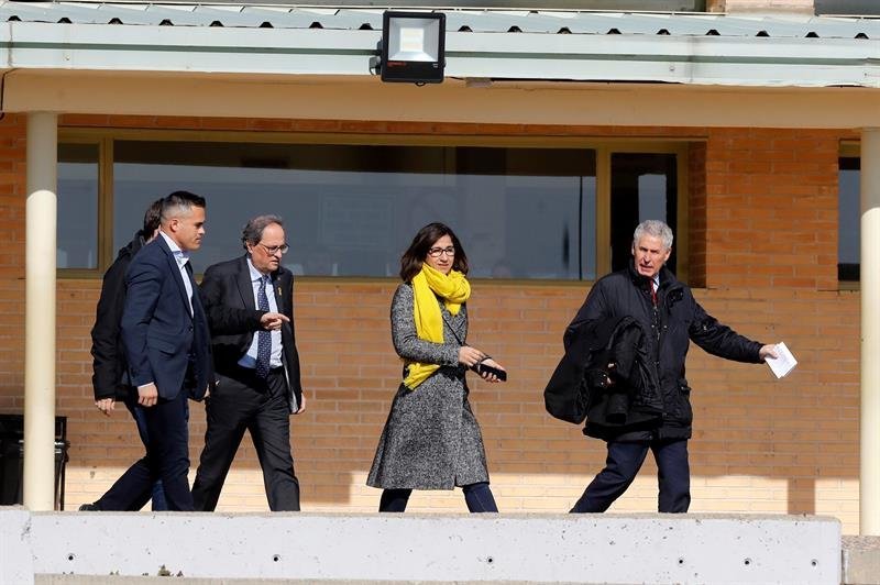 El presidente de la Generalitat, Quim Torra (3d), a la salida este sábado del centro penitenciario de Soto del Real