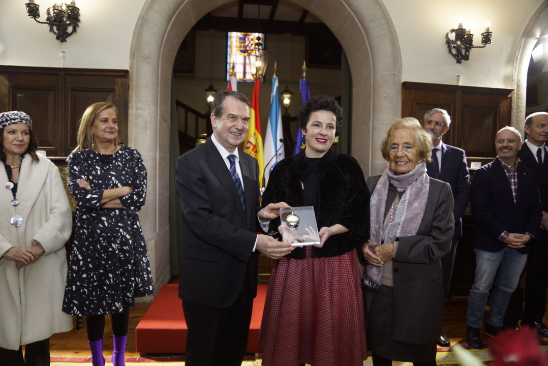 Pilar Alonso, junto a Vázquez de la Cruz, recibe el galardón de manos del alcalde y en presencia de Uxía Blanco, Carmela Silva, Federico Cantero y David Regades.