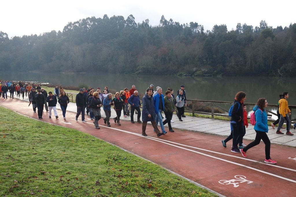La comitiva partió del parque de A Canuda para inaugurar un nuevo tramo de senda fluvial.