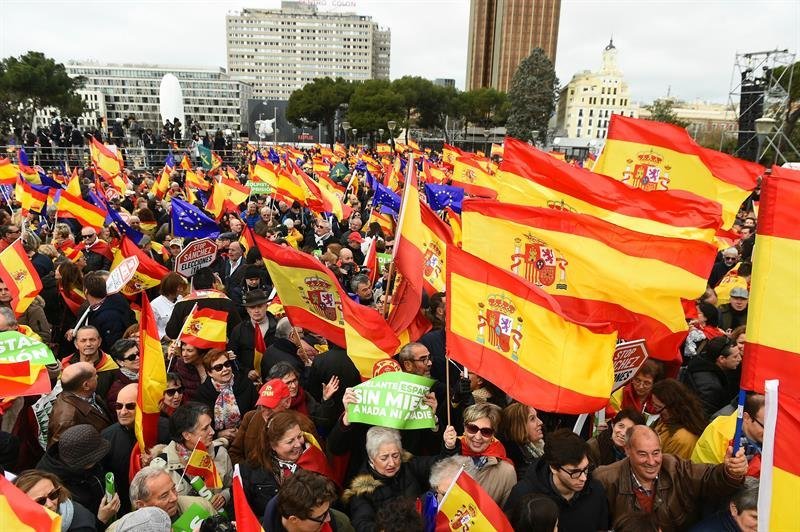Cientos de personas participan en la concentración convocada por el PP, Ciudadanos y Vox en la plaza de Colón de Madrid