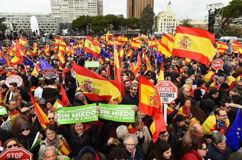 la concentración convocada por el PP, Ciudadanos y Vox en la plaza de Colón de Madrid