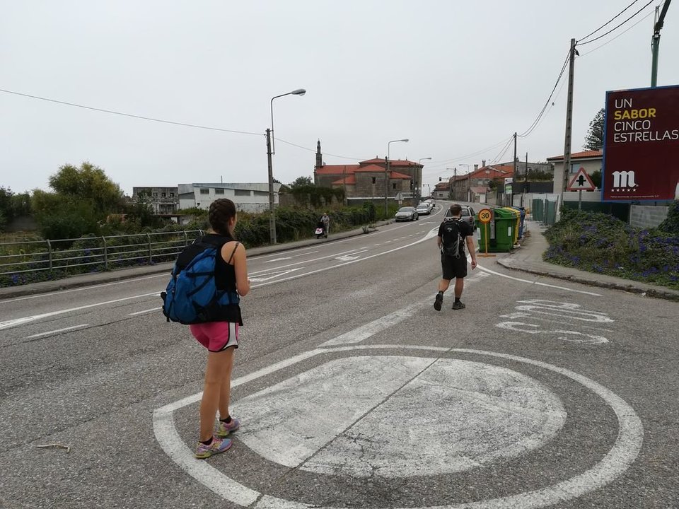 Peregrinos del Camino Portugués de la Costa, cruzando la ruta el pasado año.