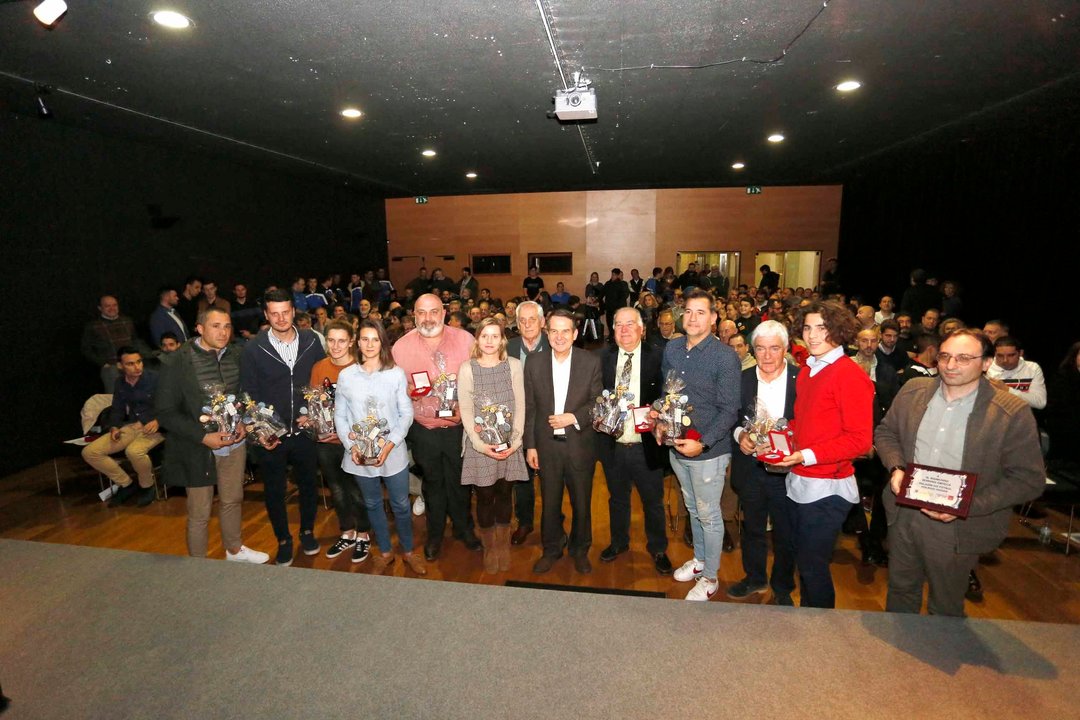 Fotografía de familia con todos los premiados en la gala de la Fundación Vide ayer en el museo Marco.