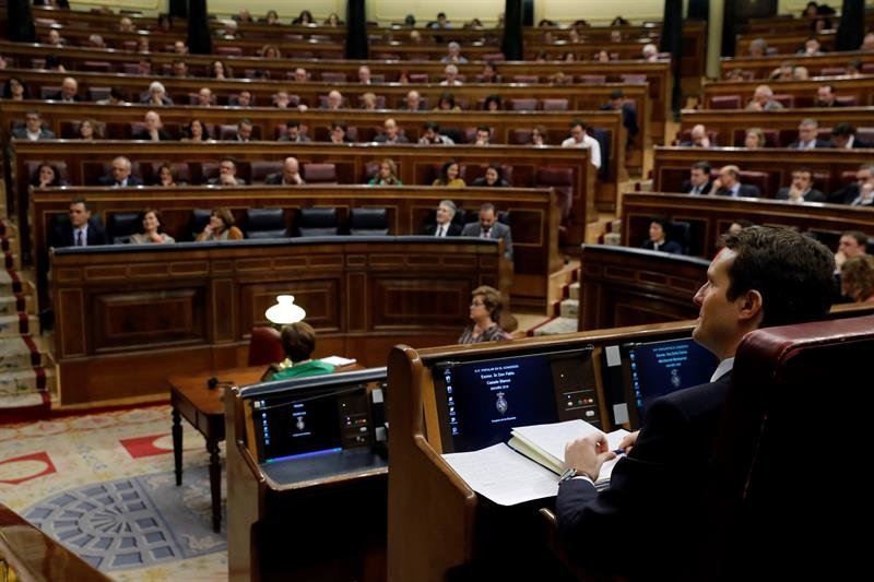 El presidente del PP, Pablo Casado (d), durante el debate de totalidad de los presupuestos