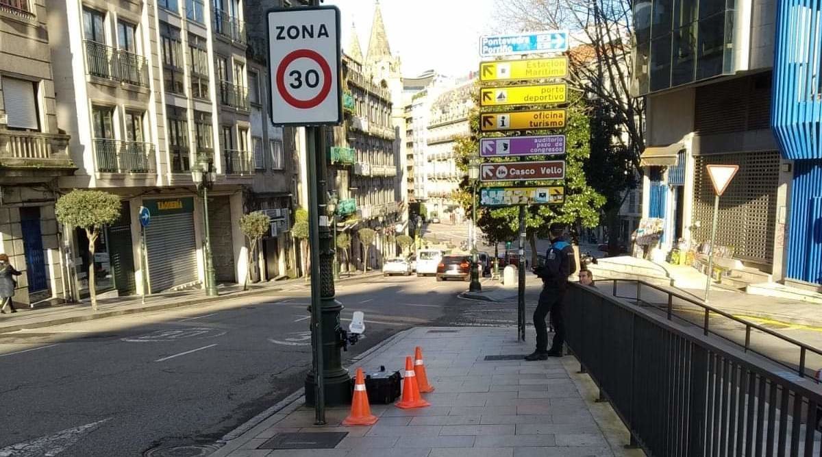 El radar móvil (Velolaser) instalado en la calle Alfonso XIII