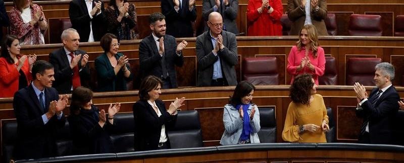 La ministra de Hacienda, María Jesús Montero (2d), es aplaudida por varios ministros y la bancada socialista