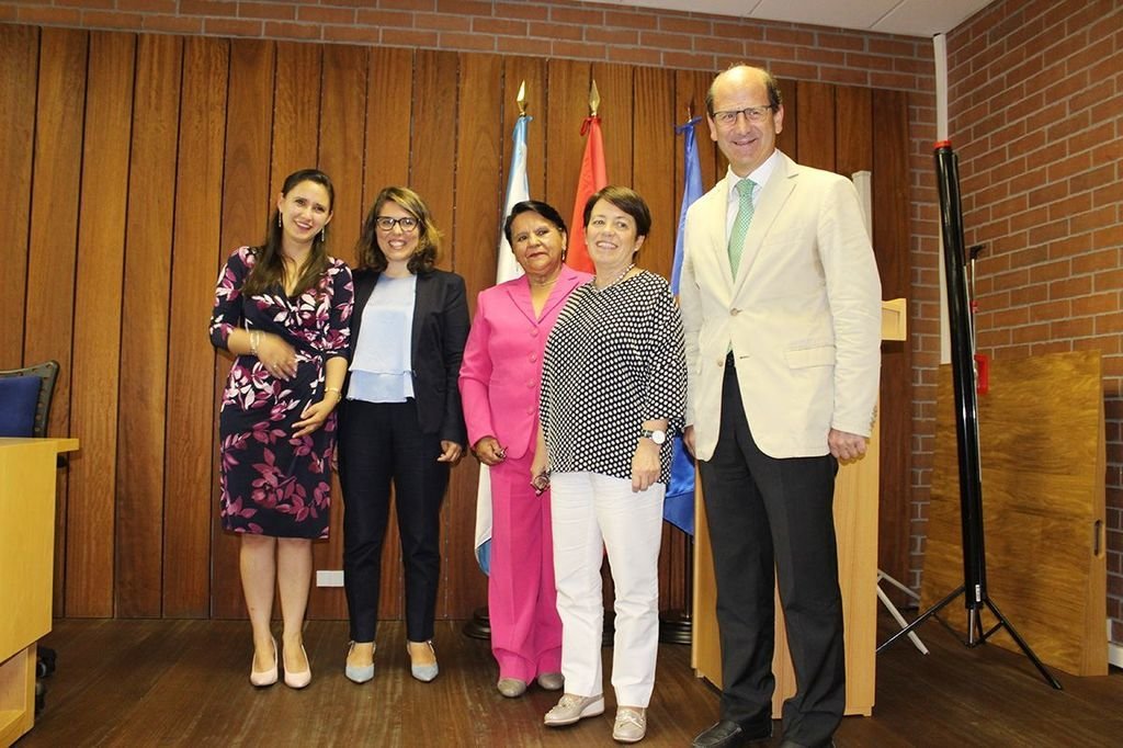 La investigadora Cinthya Ceballos, con miembros del tribunal.