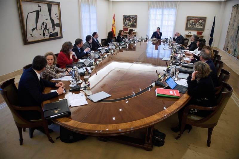 El presidente del Gobierno, Pedro Sánchez, preside la reunión de un Consejo de Ministros extraordinario
