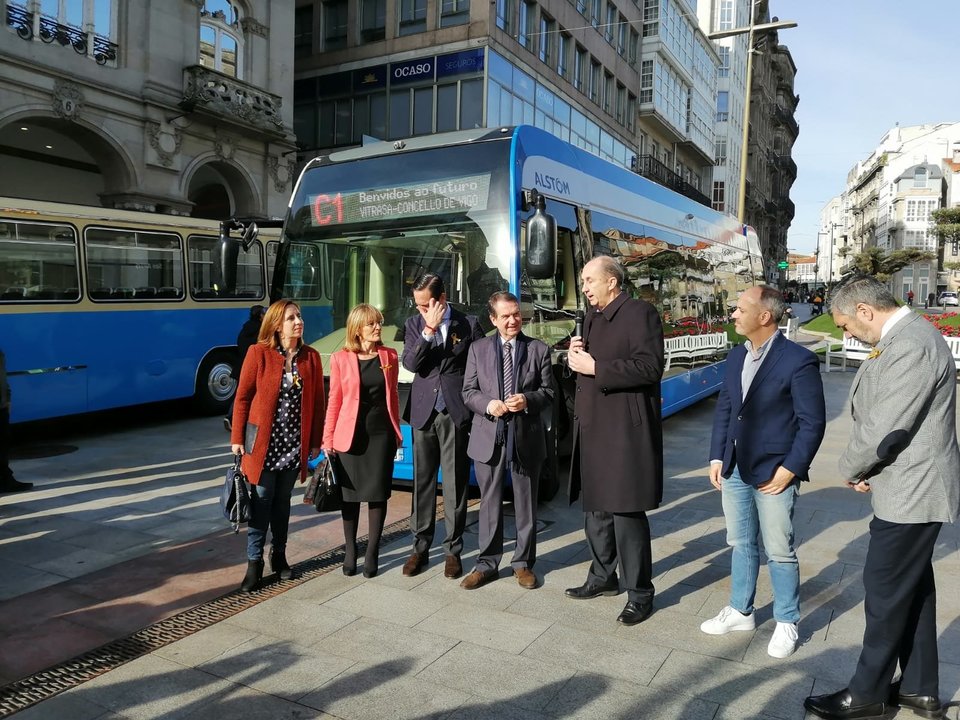 El alcalde durante la presentación del autobús eléctrico de Alstom  // Vicente Alonso