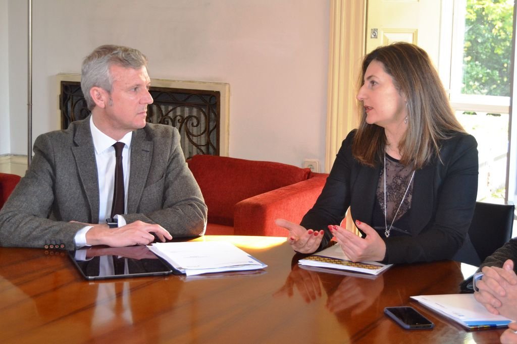 Alfonso Rueda, vicepreisdente de la Xunta, con Esther Gomes, de Comisión Coordinación Región Norte lusa.