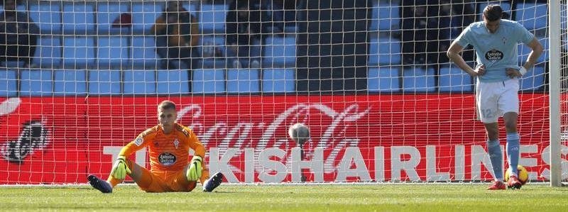 El portero del Celta de Vigo, Rubén Blanco (i), y el defensa Wesley Hoedt (d), se lamentan tras el tercer gol del Levante
