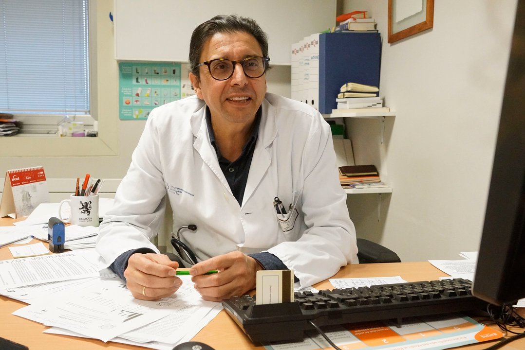 El neumólogo Rafael Vázquez Gallardo tiene su consulta en el Hospital Nicolás Peña.
