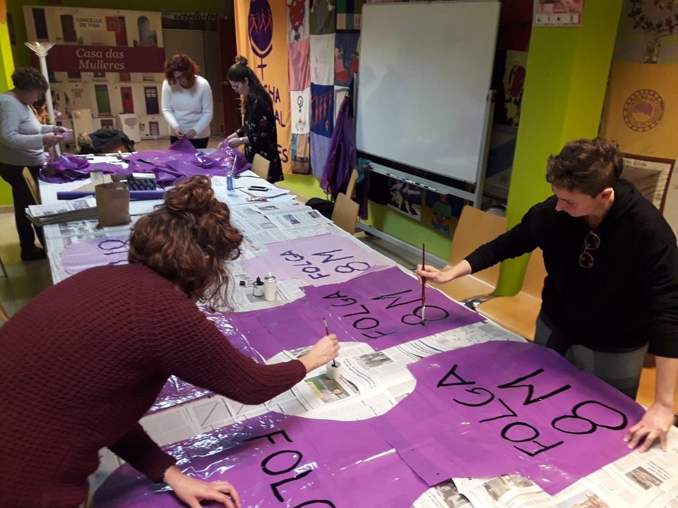 Feministas en la Casa das Mulleres de Vigo, preparando el material para la huelga del próximo 8 de Marzo.