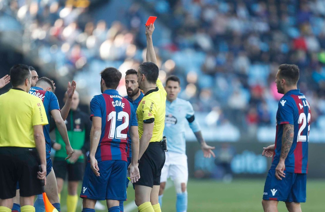 Santiago Jaime Latre, árbitro del encuentro, muestra la tarjeta roja directa a Boudebouz tras la fea entrada del céltico a Borja Mayoral.
