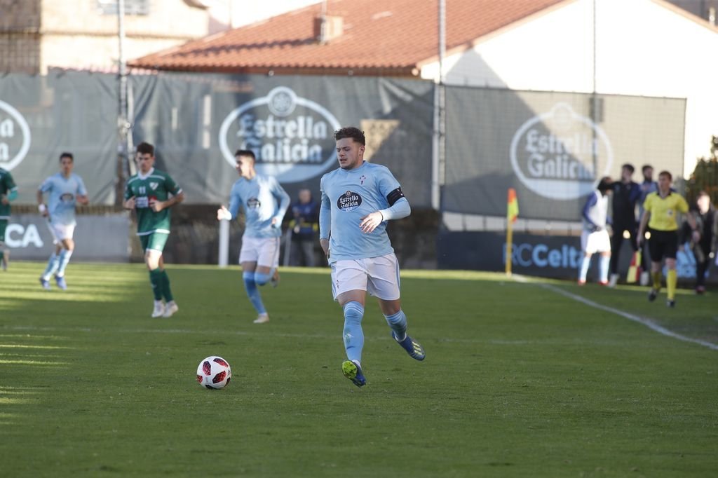 El capitán Diego Alende corre con el balón por la banda en el último partido disputado en Barreiro.