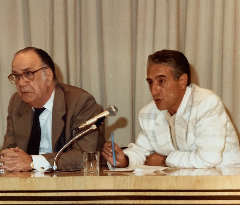 Luis Carballo, con Camilo José Cela en la presentación de Galicia Moda, en el Centro Conde Duque de Madrid en julio de 1984.