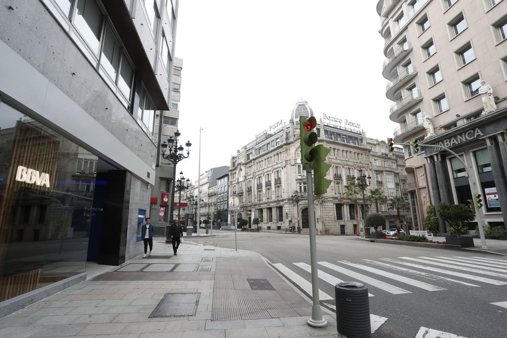 Las entidades financieras apuestan por la banca electrónica y siguen recortando oficinas. El cruce de Policarpo Sanz con García Barbón es el centro financiero de Vigo.