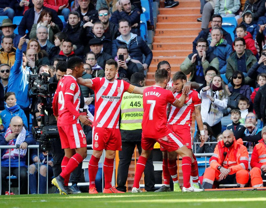 Portu celebra con sus compañeros el segundo gol del Girona, ayer, en el estadio Santiago Bernabéu.