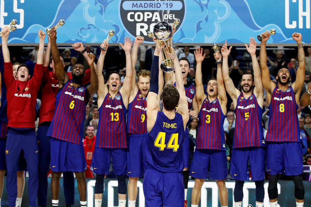 Ante Tomic levanta el trofeo ante sus compañeros tras la victoria del Barcelona en la Copa del Rey, disputada en Madrid.