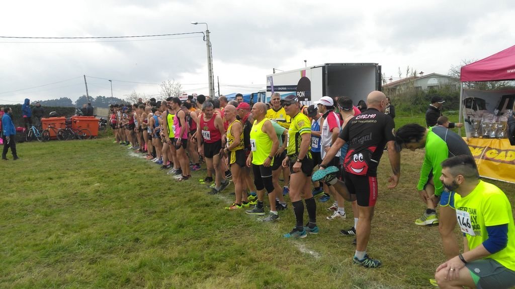 En total, 118 corredores participaron ayer en la carrera popular -con cerca de 8 kilómetros de recorrido- en el Cross de San Miguel de Oia