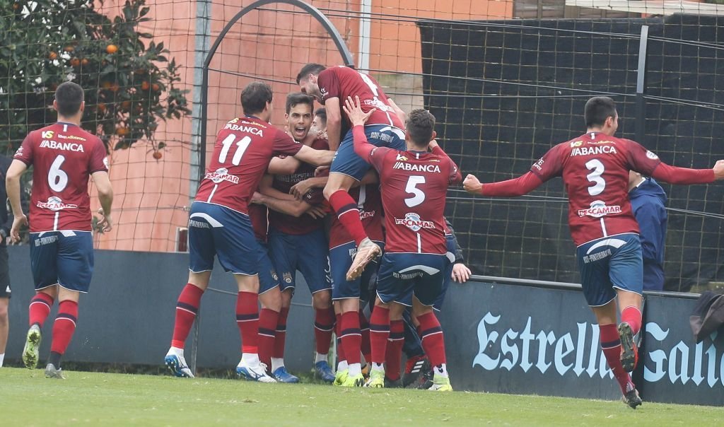 Borja Domínguez celebra con sus compañeros el gol que marcó al Celta B.
