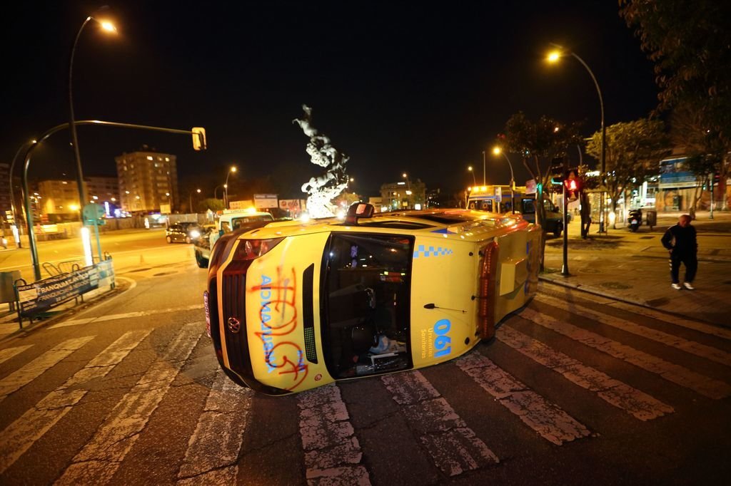 La ambulancia quedó volcada tras sufrir el accidente en la Plaza de España.