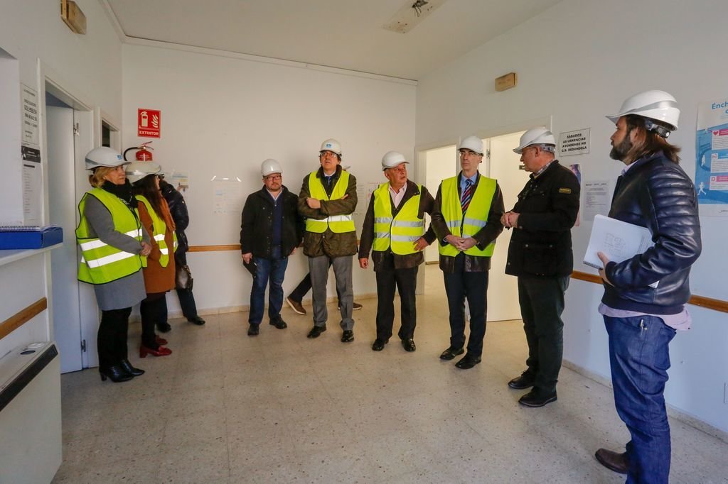 El conselleiro Jesús Vázquez Almuiña visitó ayer el centro de salud de Pazos de Borbén.