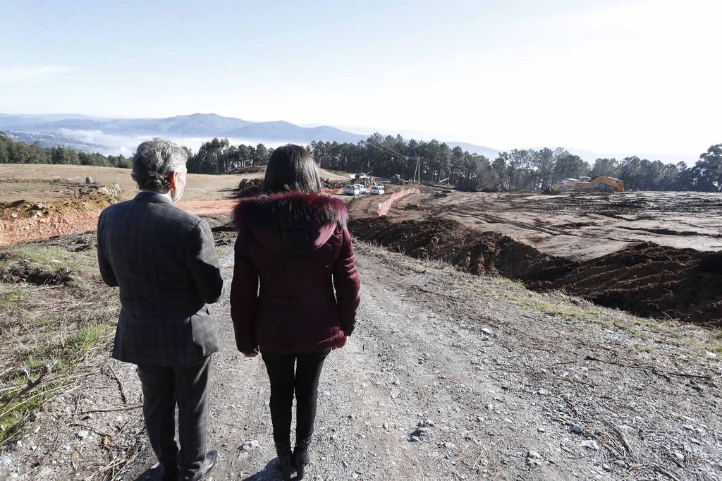 Carlos Mouriño y Nidia Arévalo siguen desde la distancia el avance de las obras en la parcela de Pereiras.