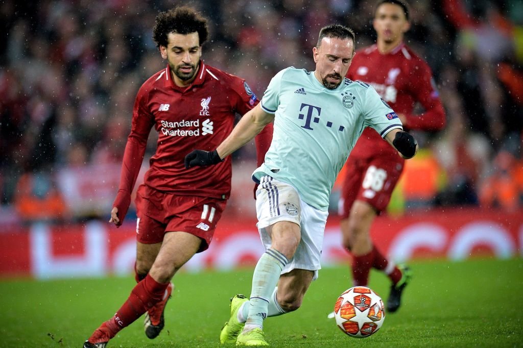 Salah persigue a Ribery durante el partido de anoche en Inglaterra.