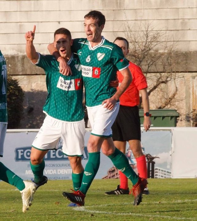 Manu Justo celebra un gol esta campaña junto al centrocampista Borja Yebra (dorsal 6).