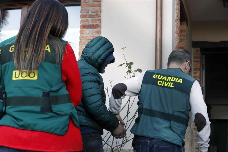 Agentes de la Guardia Civil han trasladado al detenido como presunto inductor del asesinato del concejal de Llanes