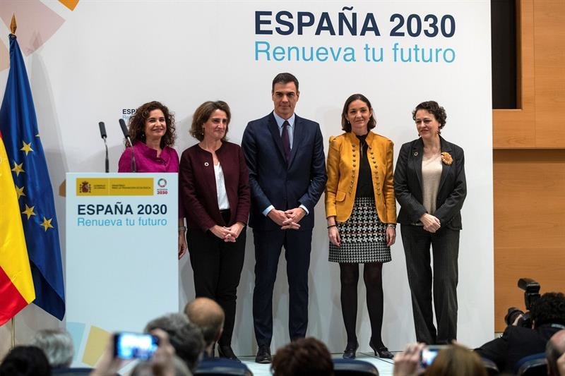 El presidente del Gobierno, Pedro Sánchez, posa junto a las ministras durante la presentación del paquete de energía y clima
