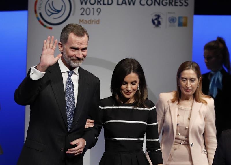 El rey Felipe, acompañado por doña Letizia, y la presidenta del Congreso, Ana Pastor (d), saluda durante la sesión de clausura del XXVI Congreso Mundial de Derecho