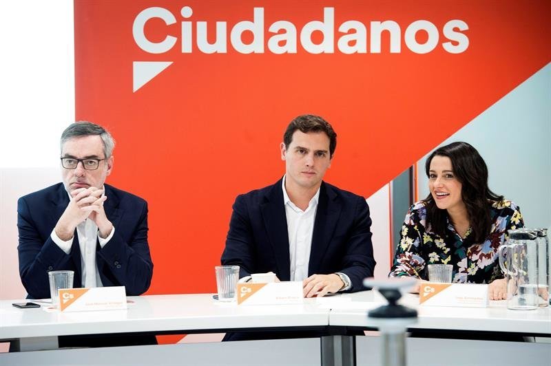 Albert Rivera (c), junto al secretario general, José Manuel Villegas (i), y la líder del partido en Cataluña, Inés Arrimadas (d)