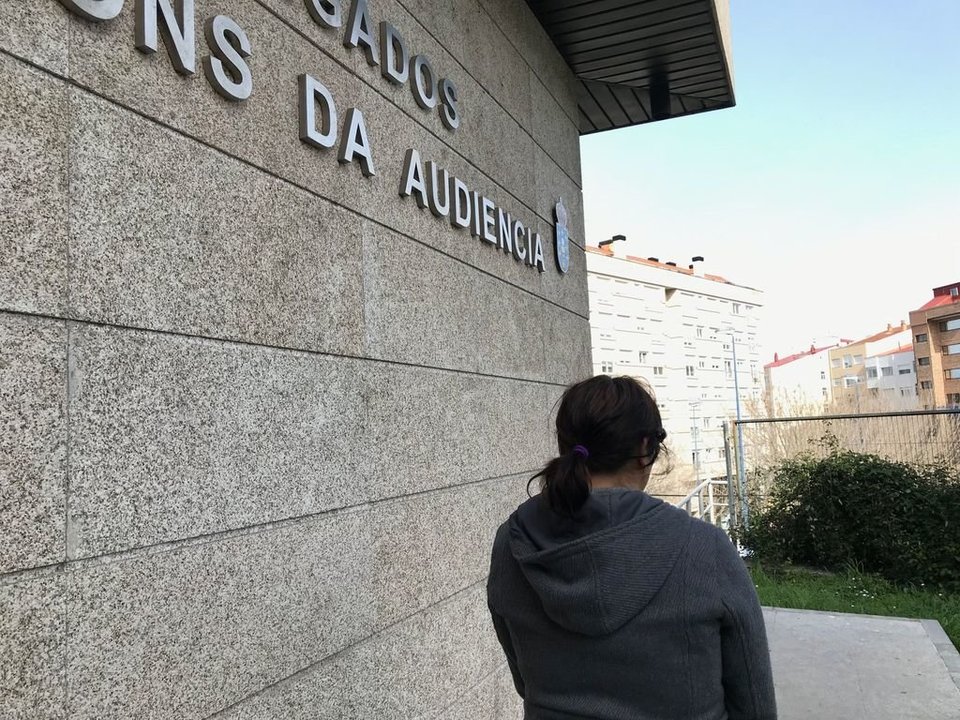 Macarena V., ayer, a las puertas de los juzgados de Vigo, donde acudió a solicitar información.