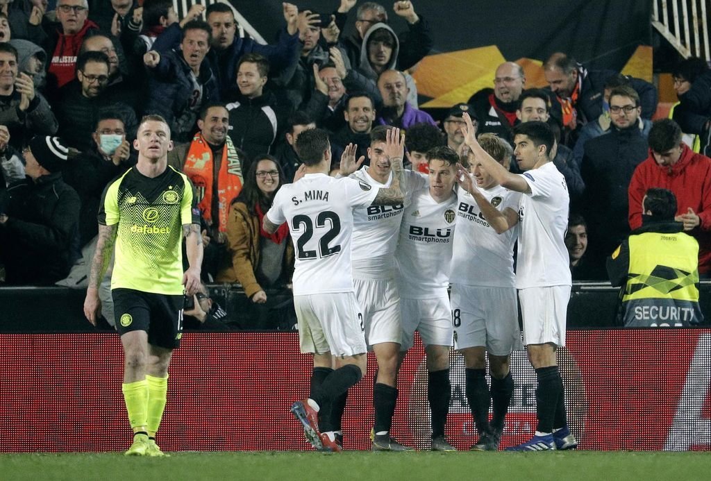 Los jugadores del Valencia celebran el gol de Kevin Gameiro.