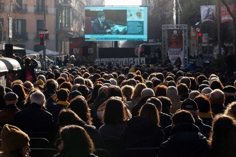 Centenares de personas siguieron el juicio del &#34;procés&#34; en una pantalla de Òmnium Cultural en Barcelona.