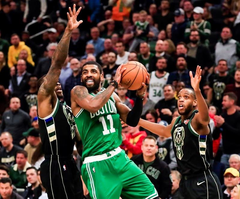 El jugador Kyrie Irving (c) de Boston Celtics en acción ante Eric Bledsoe (i) de Milwaukee Bucks